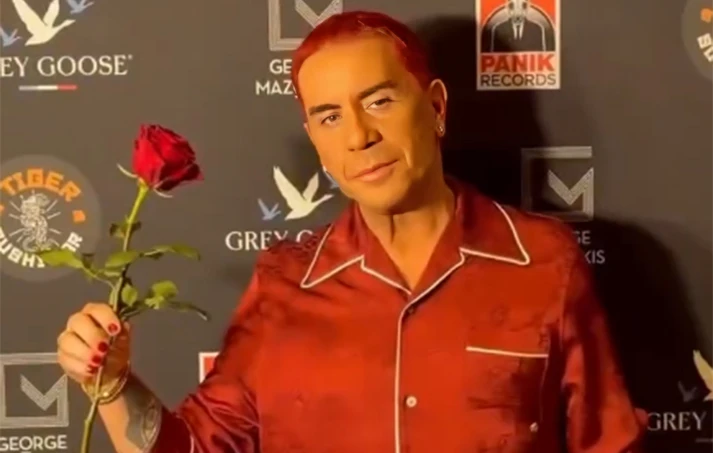 Με κόκκινα νύχια και ασορτί μαλλιά, η εμφάνιση Μαζωνάκη ΦΩΤΟ