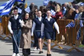 Συγκίνησε το Μεσολόγγι ο τυφλός μαθητής που κράτησε τη σημαία στην παρέλαση για την 25η Μαρτίου ΦΩΤΟ-ΒΙΝΤΕΟ
