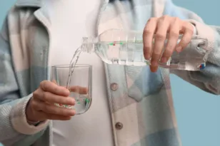 Από τον καφέ στο εμφιαλωμένο νερό: Ποιο ρόφημα είχε τα περισσότερα μικροπλαστικά