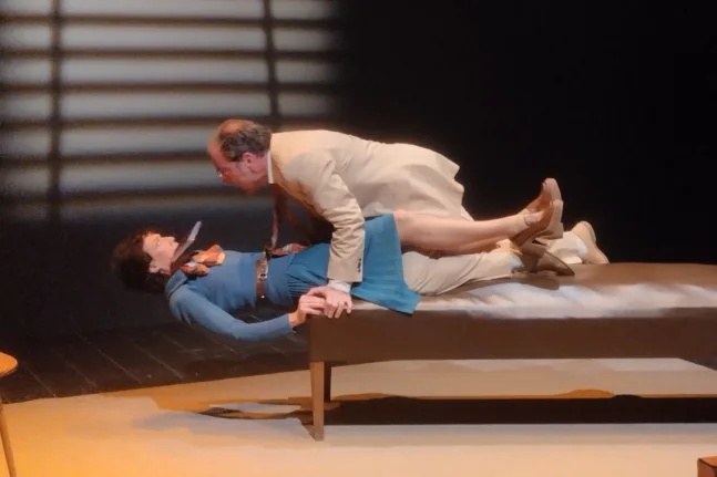 Είδαμε την παράσταση «Μιλήστε ελεύθερα»: Οταν πέφτουν οι μάσκες