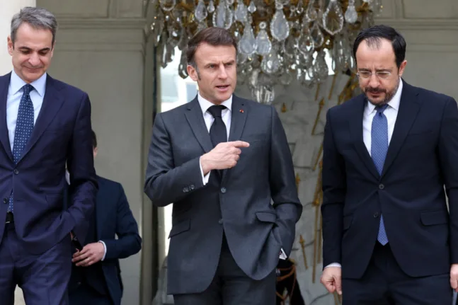 Μητσοτάκης και Μακρόν στην Κύπρο: Μήνυμα αλληλεγγύης και ενίσχυσης ασφαλείας, τριμερής συνάντηση με Χριστοδουλίδη