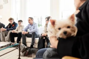 Στο Μαξίμου οι Έλληνες που επέστρεψαν από τη Μέση Ανατολή με τα κατοικίδιά τους – Το μήνυμα Μητσοτάκη για την ειδική αποστολή