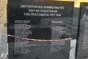 Καισαριανή: Αποκαταστάθηκε η μαρμάρινη πλάκα με τα ονόματα των 200 εκτελεσμένων της Πρωτομαγιάς 1944