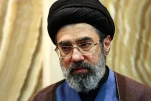 Μοτζτάμπα Χαμενεΐ: Ποιος είναι ο γιος του ανώτατου ηγέτη που εμφανίζεται ως πιθανός διάδοχος στο Ιράν