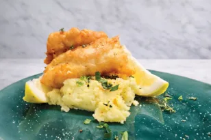 Μπακαλιάρος σκορδαλιά: 5 tips για να «διώξετε» τη μυρωδιά του σκόρδου μετά το γιορτινό τραπέζι