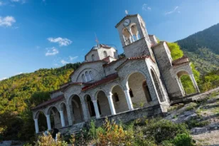 Ροπωτό Τρικάλων: Ο ναός που γέρνει 17 μοίρες έγινε διεθνές αξιοθέατο