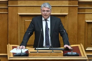 Νατσιός στη Βουλή: «Έπρεπε να ξεσπάσει ο πόλεμος στο Ιράν για να επαναφέρετε το Ενιαίο Αμυντικό Δόγμα»