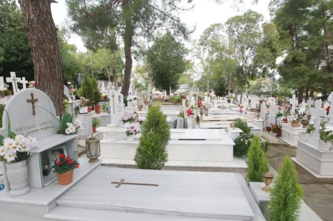 «Θάβει τα κινητά μαζί με τους νεκρούς», σε φυλάκιση 10 μηνών καταδικάστηκε 78χρονος για απειλή, εξύβριση και συκοφάντηση 45χρονης