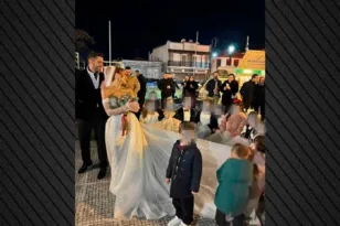 Κομοτηνή: Νηπιαγωγός παντρεύτηκε με 20 μαθητές της σε ρόλο παρανυφιών σε έναν γάμο γεμάτο συγκίνηση ΒΙΝΤΕΟ