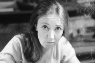 Όταν η Οριάνα Φαλάτσι έβγαλε το τσαντόρ μπροστά στον Χομεϊνί – Η συνέντευξη του 1979 που έγραψε ιστορία