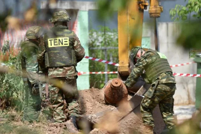 Σοκ στην Πεύκη: Παιδιά μετέφεραν στα χέρια ιταλική οβίδα του Β' Παγκοσμίου Πολέμου