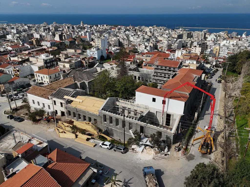 Πάτρα: Τα κτίρια που κουβαλούν τη μνήμη της πόλης και περιμένουν τη δεύτερη ζωή τους