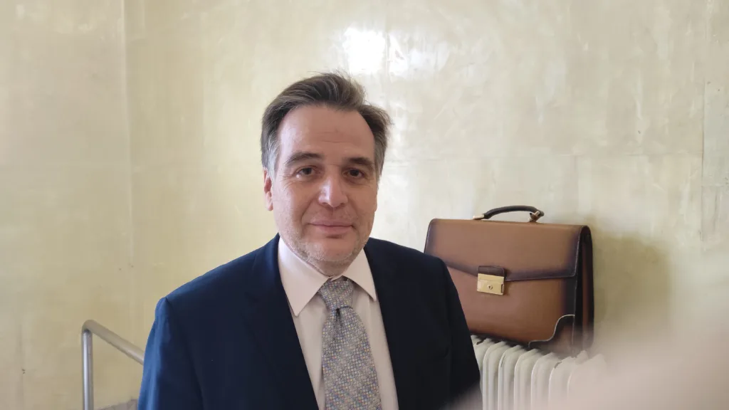 «Βροχή» στην Πάτρα: Αγιο είχε ένας άνδρας που έπεσαν πάνω του σοβάδες στην οδό Κορίνθου «Βροχή» στην Πάτρα: Αγιο είχε ένας άνδρας που έπεσαν πάνω του σοβάδες στην οδό Κορίνθου