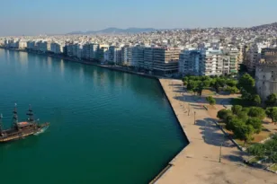 Θεσσαλονίκη: Γυναίκα έπεσε στον Θερμαϊκό μπροστά στον Λευκό Πύργο και μεταφέρθηκε στο Ιπποκράτειο