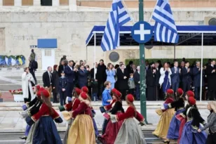 Αθήνα: Μαθητές παρελαύνουν με βροχή στο Σύνταγμα – Το «παρών» από πολιτικούς με γαλανόλευκες εμφανίσεις