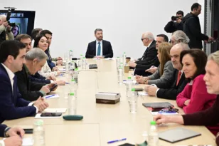 Το ΠΑΣΟΚ στο δρόμο για το Συνέδριο με στόχο την αποφυγή εσωκομματικών τριβών