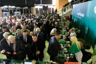 Όλα έτοιμα για το 4ο Συνέδριο του ΠΑΣΟΚ: Ποιοι βρίσκονται στην 1η σειρά δίπλα στον Ανδρουλάκη