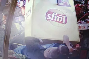 «Είχαν σίδερα, ξύλα στα χέρια τους και εγώ και ο γιος μου ήμασταν μόνοι μας, το περίπτερο δεν θα το ξανανοίξω», μαρτυρία από την επίθεση των Ρομά στη Γαστούνη, ΒΙΝΤΕΟ