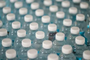 Πλαστικά: Νέο κύμα ανατιμήσεων σε μεμβράνες, μπουκάλια και συσκευασίες φέρνει αυξήσεις από τα τρόφιμα έως τα φάρμακα