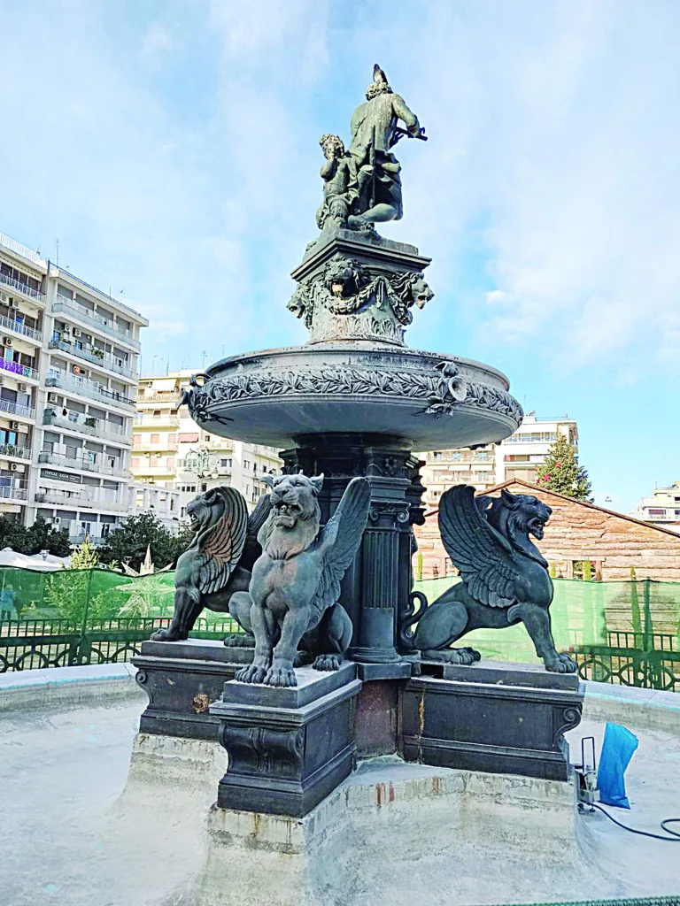 Πάτρα: «Στον αέρα» το σιντριβάνι της Πλ. Γεωργίου - Αγνωστο πότε θα επαναρχίσουν οι εργασίες συντήρησης του μνημείου