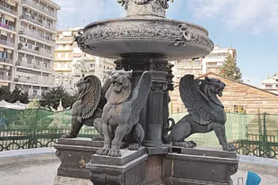 Πάτρα: «Στον αέρα» το σιντριβάνι της Πλ. Γεωργίου – Αγνωστο πότε θα επαναρχίσουν οι εργασίες συντήρησης του μνημείου