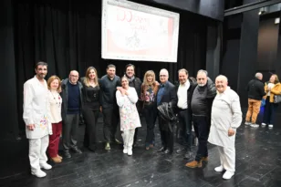 «100 χρόνια τρέλας»: Πρεμιέρα με θερμή ανταπόκριση για την παράσταση που ξαναφέρνει στη σκηνή τους «ωραίους τρελούς» της Πάτρας ΦΩΤΟ