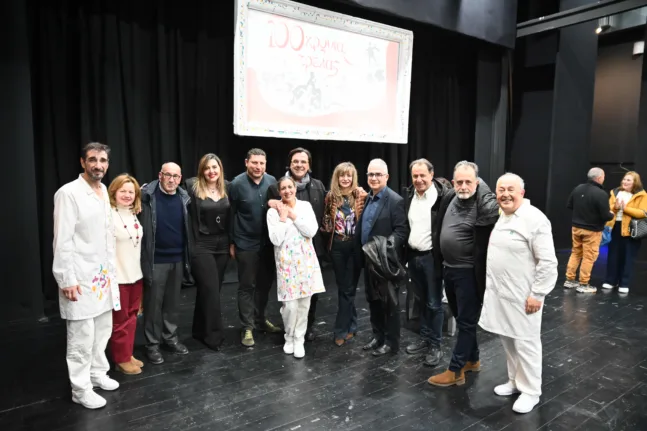 «100 χρόνια τρέλας»: Πρεμιέρα με θερμή ανταπόκριση για την παράσταση που ξαναφέρνει στη σκηνή τους «ωραίους τρελούς» της Πάτρας ΦΩΤΟ