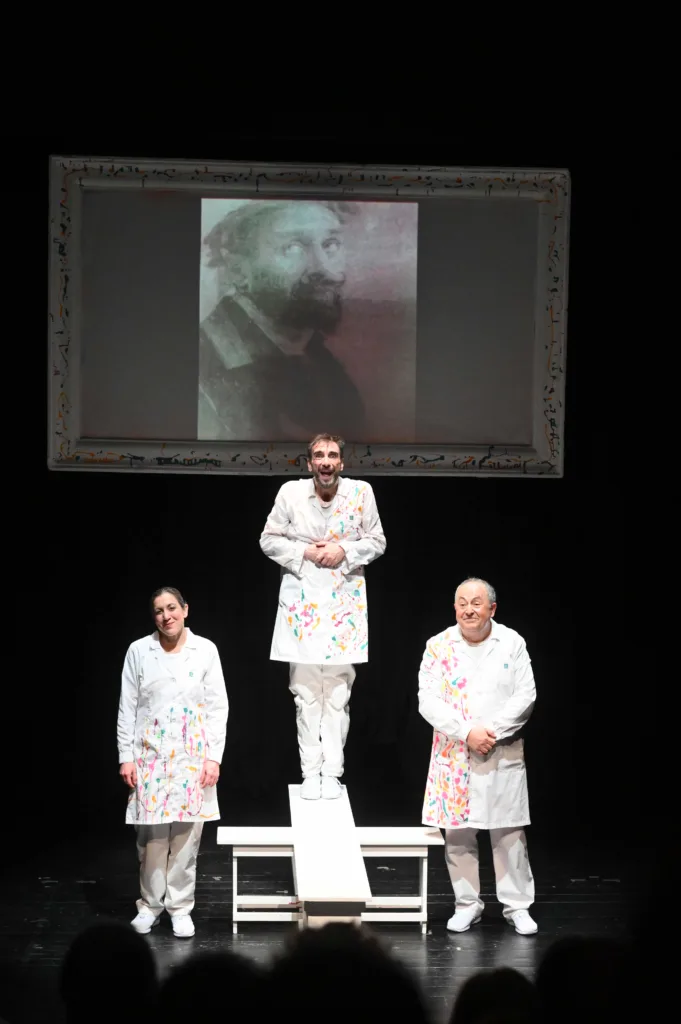 «100 χρόνια τρέλας»: Πρεμιέρα με θερμή ανταπόκριση για την παράσταση που ξαναφέρνει στη σκηνή τους «ωραίους τρελούς» της Πάτρας ΦΩΤΟ