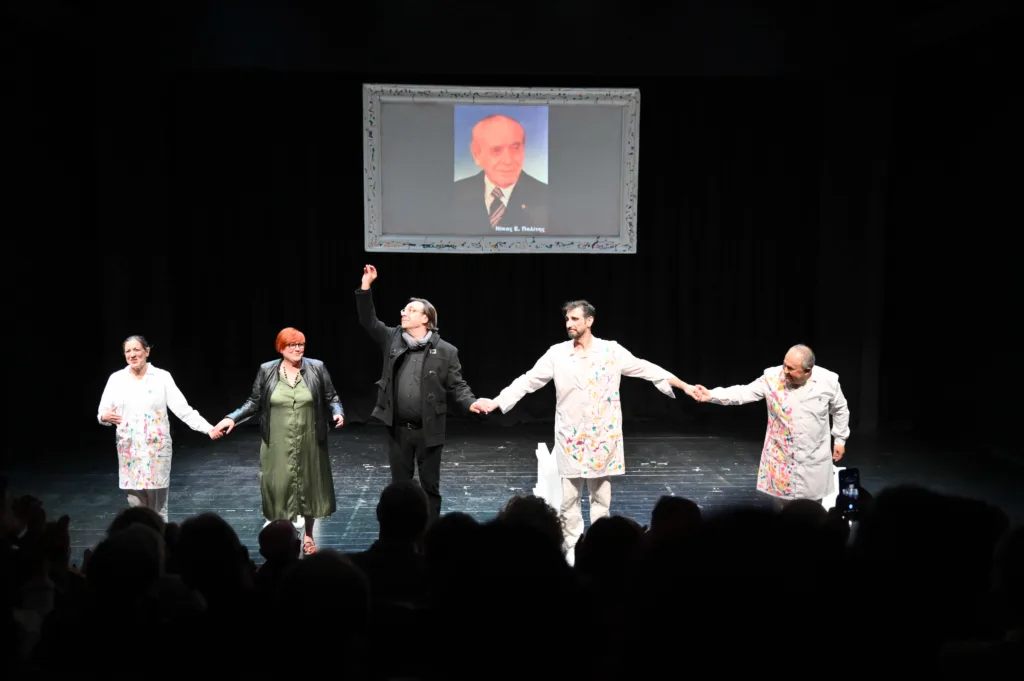 «100 χρόνια τρέλας»: Πρεμιέρα με θερμή ανταπόκριση για την παράσταση που ξαναφέρνει στη σκηνή τους «ωραίους τρελούς» της Πάτρας ΦΩΤΟ