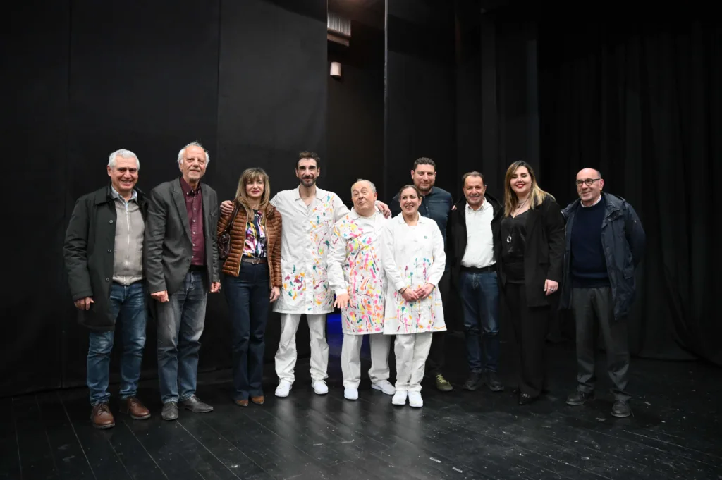 «100 χρόνια τρέλας»: Πρεμιέρα με θερμή ανταπόκριση για την παράσταση που ξαναφέρνει στη σκηνή τους «ωραίους τρελούς» της Πάτρας ΦΩΤΟ