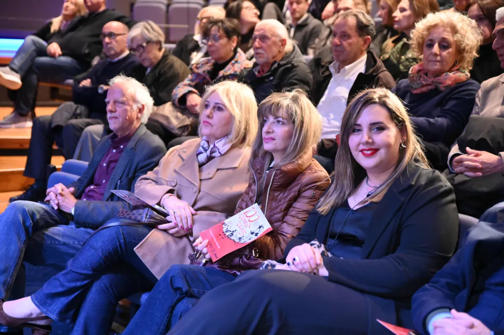 «100 χρόνια τρέλας»: Πρεμιέρα με θερμή ανταπόκριση για την παράσταση που ξαναφέρνει στη σκηνή τους «ωραίους τρελούς» της Πάτρας ΦΩΤΟ