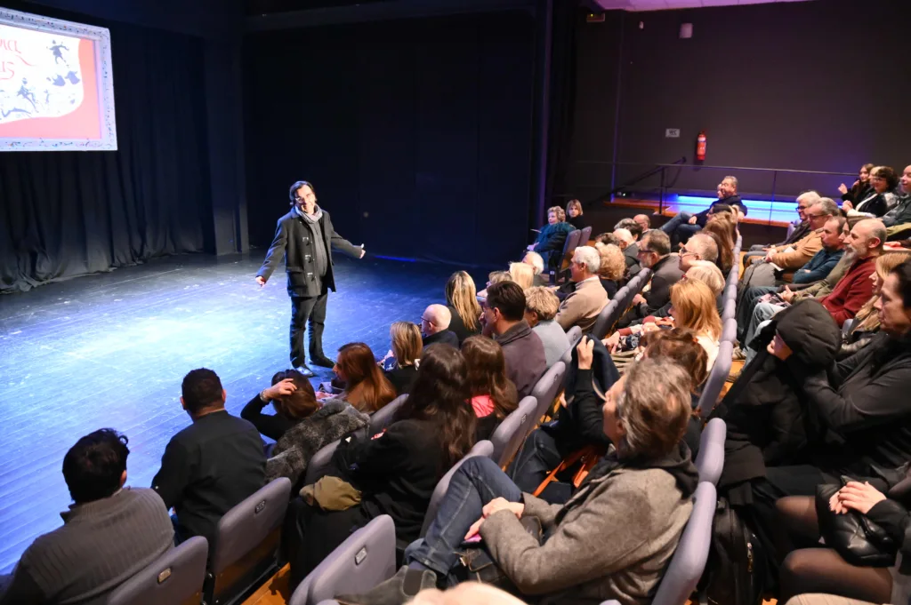 «100 χρόνια τρέλας»: Πρεμιέρα με θερμή ανταπόκριση για την παράσταση που ξαναφέρνει στη σκηνή τους «ωραίους τρελούς» της Πάτρας ΦΩΤΟ