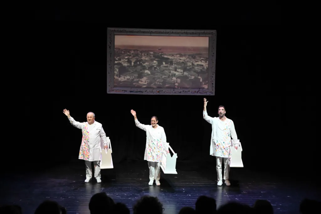 «100 χρόνια τρέλας»: Πρεμιέρα με θερμή ανταπόκριση για την παράσταση που ξαναφέρνει στη σκηνή τους «ωραίους τρελούς» της Πάτρας ΦΩΤΟ