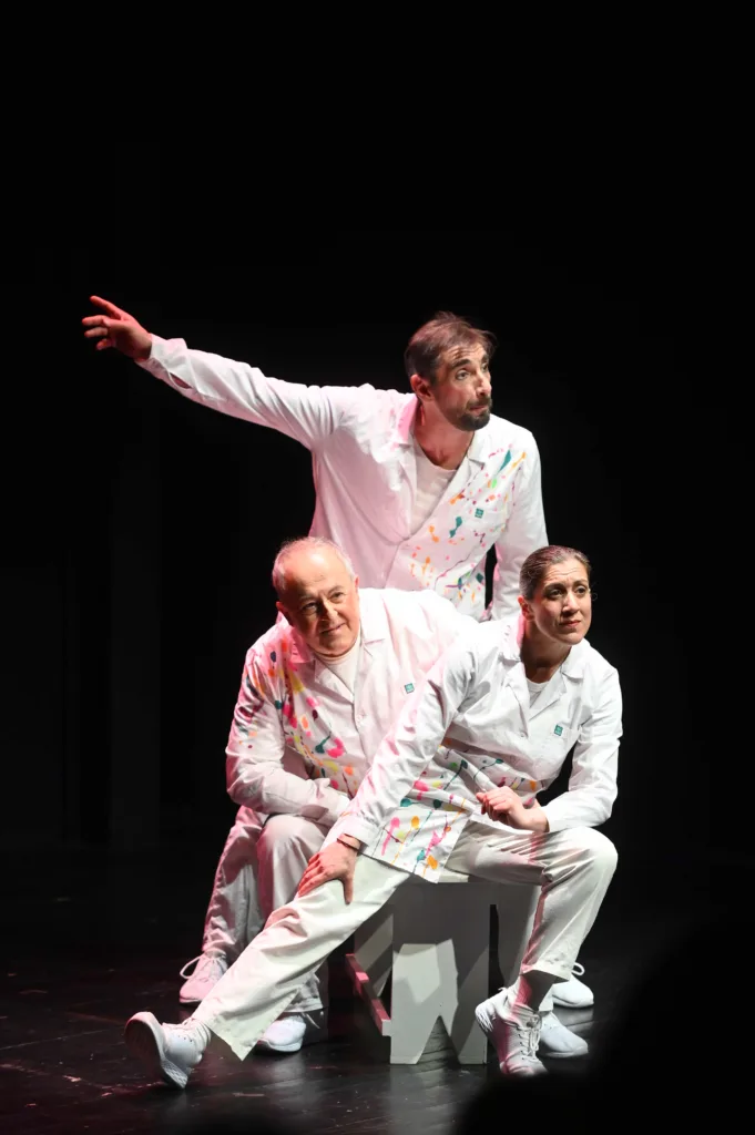 «100 χρόνια τρέλας»: Πρεμιέρα με θερμή ανταπόκριση για την παράσταση που ξαναφέρνει στη σκηνή τους «ωραίους τρελούς» της Πάτρας ΦΩΤΟ