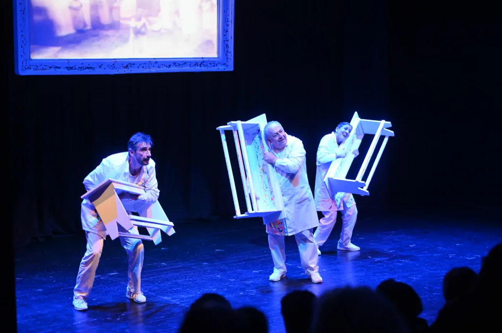 «100 χρόνια τρέλας»: Πρεμιέρα με θερμή ανταπόκριση για την παράσταση που ξαναφέρνει στη σκηνή τους «ωραίους τρελούς» της Πάτρας ΦΩΤΟ