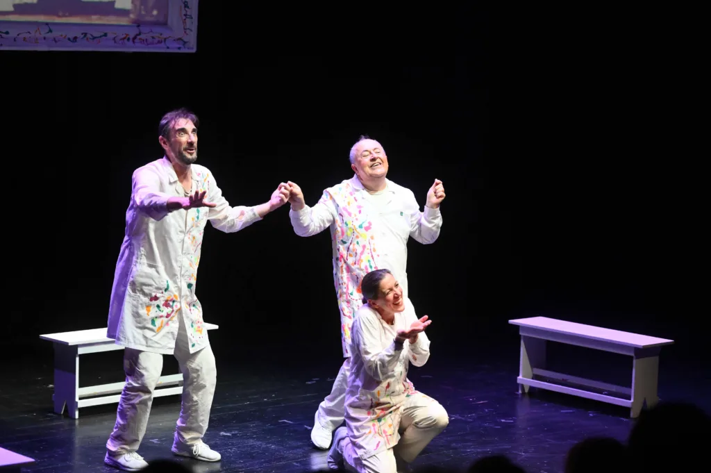 «100 χρόνια τρέλας»: Πρεμιέρα με θερμή ανταπόκριση για την παράσταση που ξαναφέρνει στη σκηνή τους «ωραίους τρελούς» της Πάτρας ΦΩΤΟ