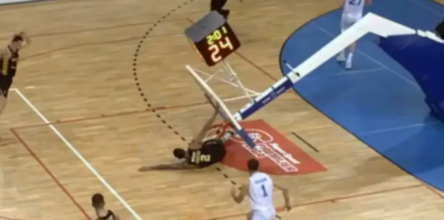 Κάρφωσε και γκρέμισε την μπασκέτα, αλλά αυτή τον...εκδικήθηκε και τον εγκλώβισε! ΒΙΝΤΕΟ