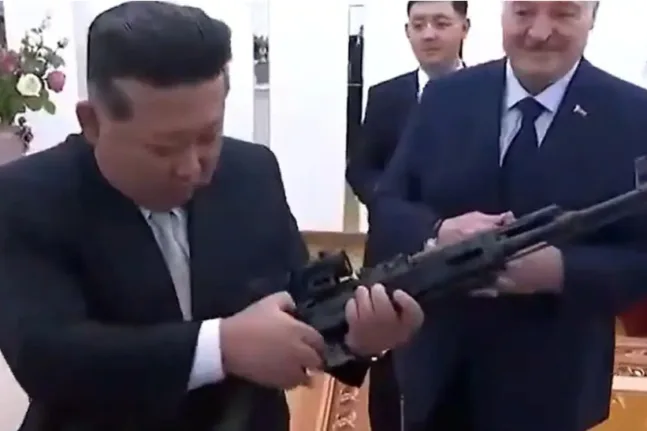 Ο Λουκασένκο δώρισε ένα τουφέκι στον Κιμ Γιονγκ Ουν: «Για παν ενδεχόμενο, αν εμφανιστούν εχθροί»