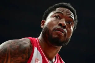 Ολυμπιακός: Βίντεο δείχνει τη χειρονομία του Ταϊρίκ Τζόουνς προς τους οπαδούς του Παναθηναϊκού