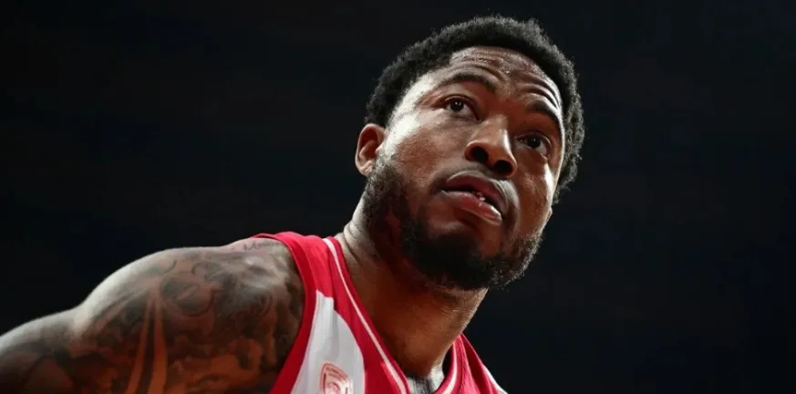 Ολυμπιακός: Βίντεο δείχνει τη χειρονομία του Ταϊρίκ Τζόουνς προς τους οπαδούς του Παναθηναϊκού