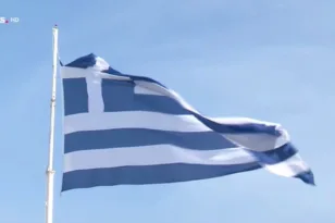 Χίος: Σκίστηκε από τον αέρα η τεράστια σημαία λίγο μετά την έπαρση για την 25η Μαρτίου