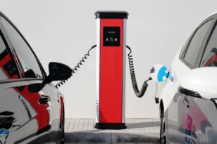 Ενδιαφέρον «γιγάντων» για φορτιστές ηλεκτρικών οχημάτων στην Πάτρα – Ποιες εταιρείες κατέθεσαν πρόταση