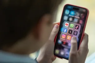 Βρετανικές αρχές πιέζουν Meta, TikTok, Snapchat και YouTube για αυστηρότερους ελέγχους ηλικίας