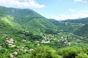 Παράτησε την Αθήνα για το Σοποτό Καλαβρύτων: Από το μηδέν στη ζωή – Πως ένα εστιατόριο στο βουνό το έμαθε όλη η Ελλάδα