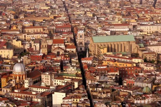 Νάπολη: Μια πόλη που σε κερδίζει με χάος, ιστορία και την καλύτερη πίτσα του κόσμου Νάπολη: Μια πόλη που σε κερδίζει με χάος, ιστορία και την καλύτερη πίτσα του κόσμου