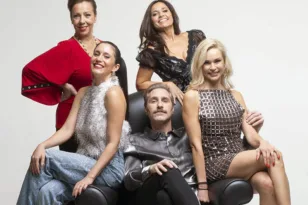 «Σπασμένα Τακούνια» στην Πάτρα: Μια βραδιά με γέλιο, μουσική και γυναικεία ανατροπή στο Πάνθεον