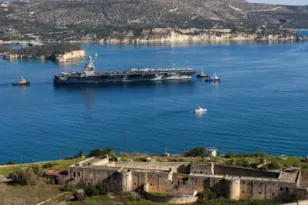 Φωτιά, βλάβες και κόπωση πληρώματος: Το αεροπλανοφόρο Gerald R. Ford κατευθύνεται στη Σούδα