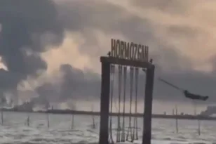 Μια παιδική κούνια απέναντι στη φρίκη του πολέμου στο Ιράν: Η εικόνα από το Μπαντάρ Αμπάς