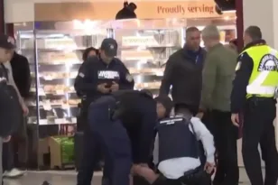 «Ελευθέριος Βενιζέλος»: Live σύλληψη άνδρα από την ΕΛΑΣ μπροστά σε δεκάδες επιβάτες ΒΙΝΤΕΟ