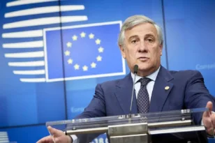 Ρήγμα στην κυβέρνηση Μελόνι για τη Ρωσία: Ο Σαλβίνι ζητά χαλάρωση κυρώσεων, ο Ταγιάνι λέει «να μείνουν»